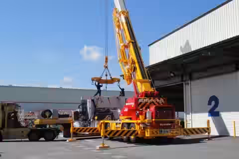 ラフタークレーンの作業風景写真（1枚目）