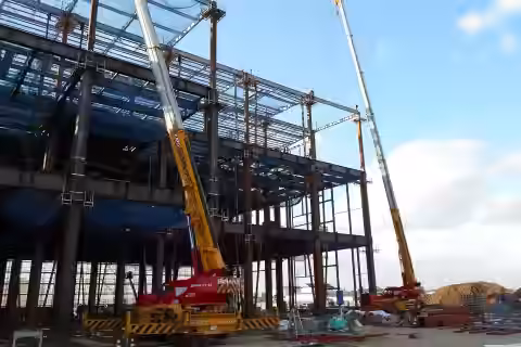 ラフタークレーンの作業風景写真（3枚目）